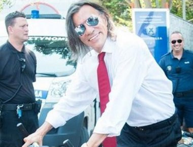 Ο Ηλίας Ψινάκης ποζάρει πάνω σε ποδήλατο της ΕΛ.ΛΑΣ στη ΔΕΘ (φωτό)